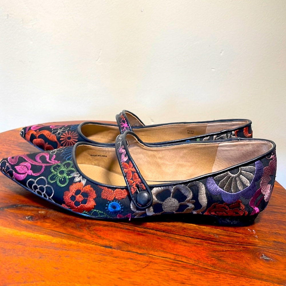 Size 8 1/2 TAHARI Embroidered Kitten Heels- Worn twice! Awesome Condition!